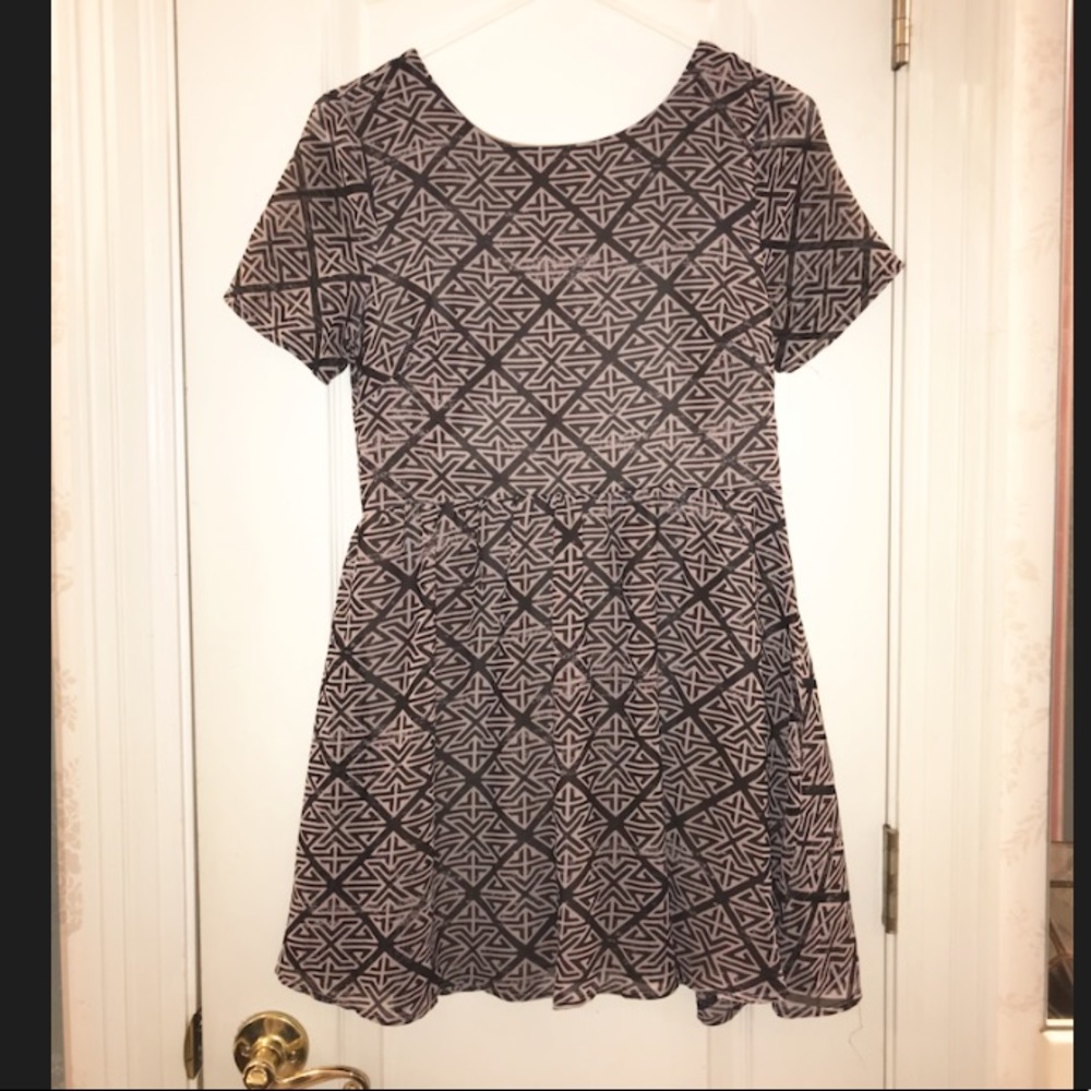 LUSH Geometric Pattern Short Sleeve Dress